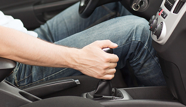 Dva pedály stačí, drahoušku! Automat jde manuálu stále více po „krku“