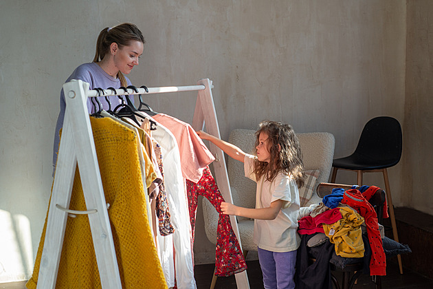 Šatník třiďte, jako byste nakupovali. A na komínky zapomeňte, radí profík