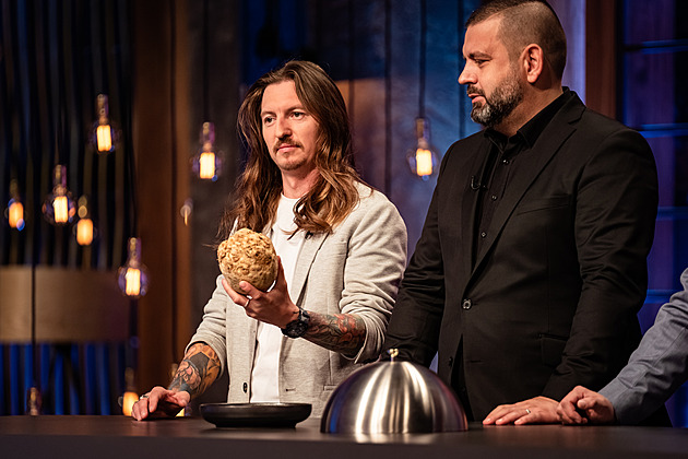 Nakrmil porotu dršťkami a vystřelil je do nebe. Naučil se v soutěži vařit