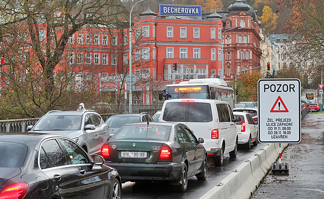 Objížďka i půl hodiny. Kvůli opravě přejezdu kolabuje ve Varech doprava