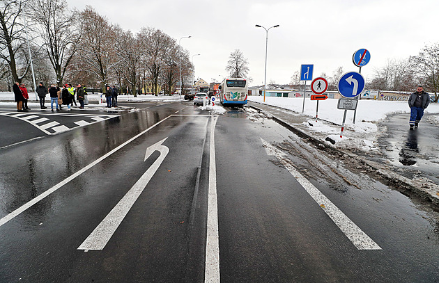 Nová křižovatka je podle řidičů složitá. Standardní provedení, oponuje město