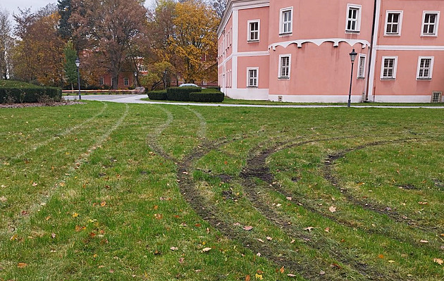 Řidič driftoval na trávníku v parcích, napáchal škodu za 40 tisíc korun