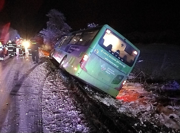 Hasiči kvůli počasí řešili desítky událostí, další vydatné sněžení se čeká