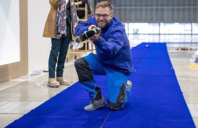 T�icetimetrovou sjezdovku v pavilonu F na brn�nském výstavi�ti staví Václav...