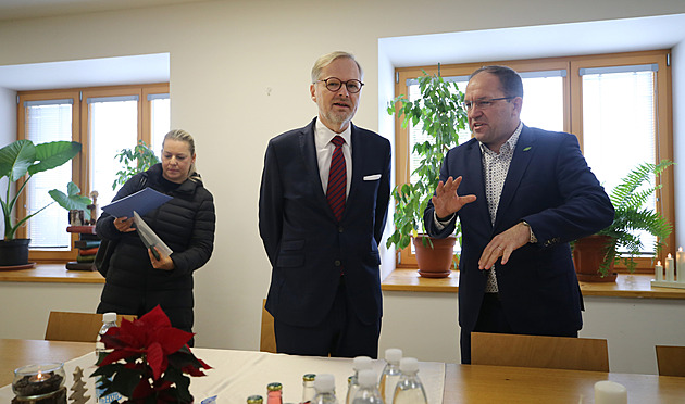 Premiér Fiala bude jednat se zástupci zemědělců, pokračuje soud v případu pašování kokainu a hašiše