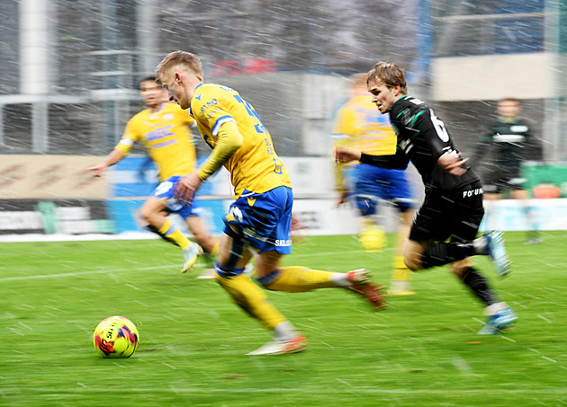 Zima a fotbal? Někdy trénink připomíná divizi, štve Veselého z Bohemians