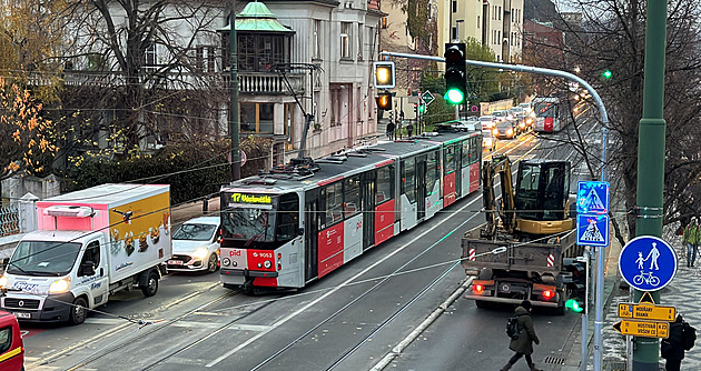 Repríza po týdnu. Náklaďák s bagrem na korbě opět zastavil tramvaje na Výtoni