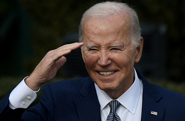 Biden podepsal nejvíc peněz na armádu za 20 let a zablokoval Trumpa kvůli NATO