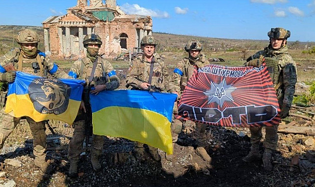 S Ruskem bojují i policisté, deset let od Majdanu jim Ukrajinci konečně věří