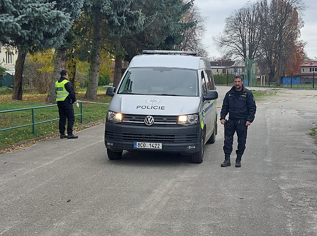 Policisté s hasii zajistili okolí ubytovny v Jindichov Hradci, kde anonym...