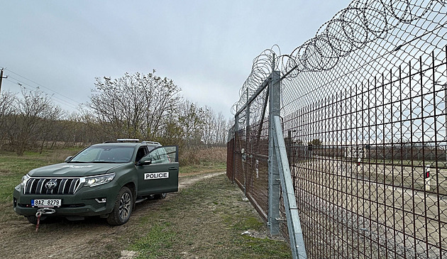 Maďarský plot není pro migranty takový problém, stejně na ně musí policie číhat