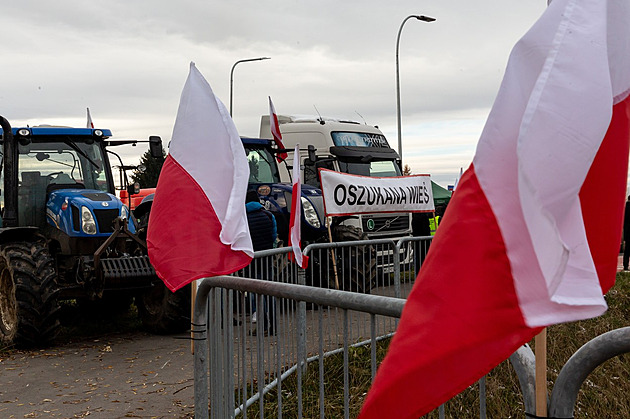 Dva mrtví řidiči, mráz a tisíce kamionů. Ukrajina tlačí na Polsko kvůli blokádě