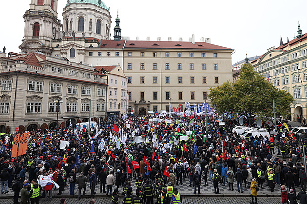 Pirát Bartoš odsoudil dehonestující útoky na premiéra při protestu odborů