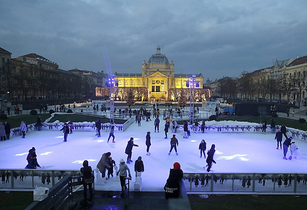 Nejkrásnější vánoční město Evropy drží laťku vysoko. Nasadilo i podvodního Santu