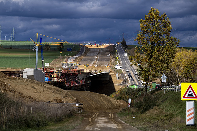 První soukromá dálnice má hotové zemní práce. Otevře se před Vánocemi