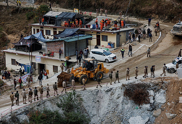 Indické peklo končí, uvázlé dělníky vyprostí ještě dnes, zbývá sedm metrů