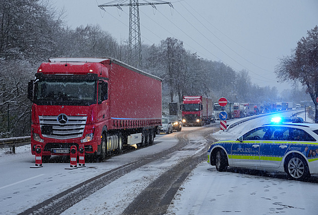 Sníh způsobil v Německu dopravní chaos, v Hesensku žáci nocovali ve škole