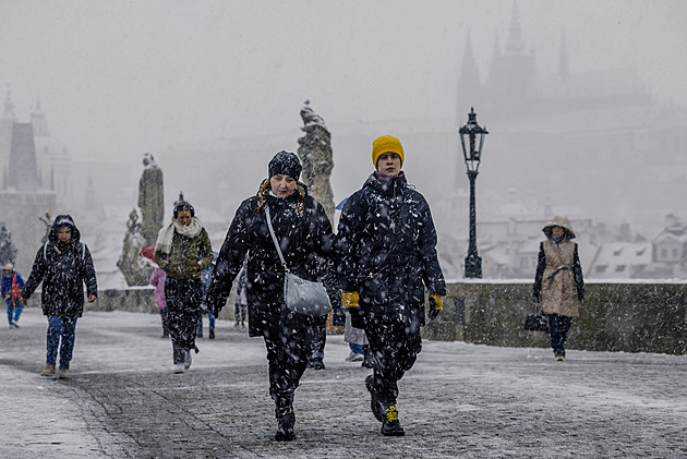 Česko pokryl sníh, v Praze poprvé v zimě vyjely sypače
