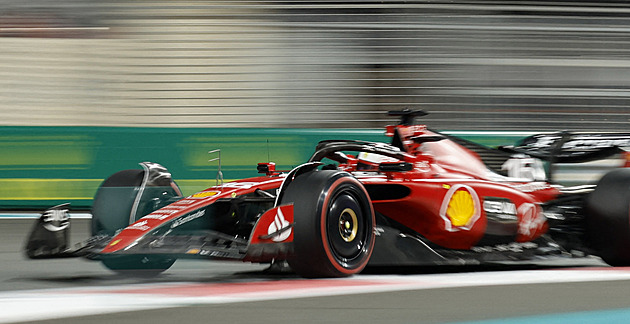 Tréninky na závěrečný závod F1 v Abú Zabí ovládli Russell a Leclerc