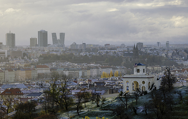 Záhadný zápach potrápil město. Původcem by mohla být rafinerie za Prahou