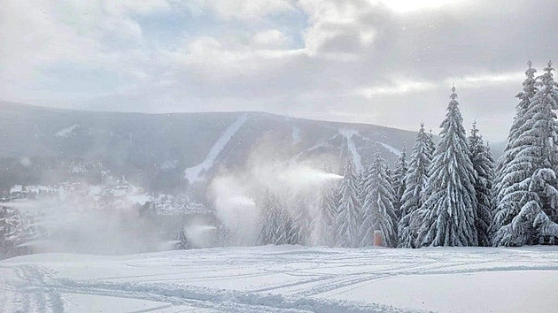 V sobotu se rozjíždějí první vleky. Skipasy nakupte raději online