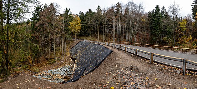 Autobus a sypač se stěží vyhnou. Nově opravená horská silnice je příliš úzká