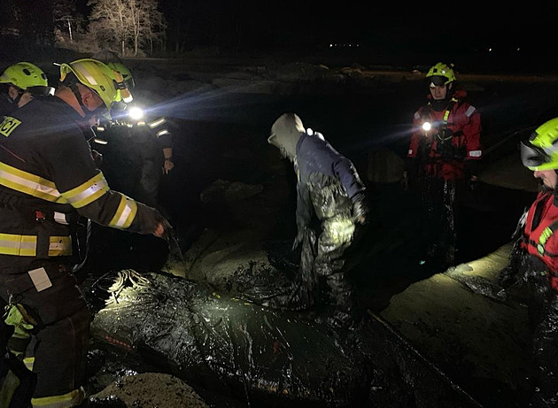 Zloděj uvázl v bahně vyloveného rybníka, hasiči ho vytáhli na paddleboardu
