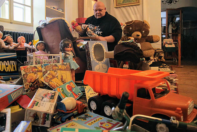 Walkman, kazety, mončičáci. Vánoční výstava vrací návštěvníky do dětství