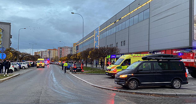 V plzeňském nákupním centru hasiči likvidují požár, evakuovali až tisíc lidí