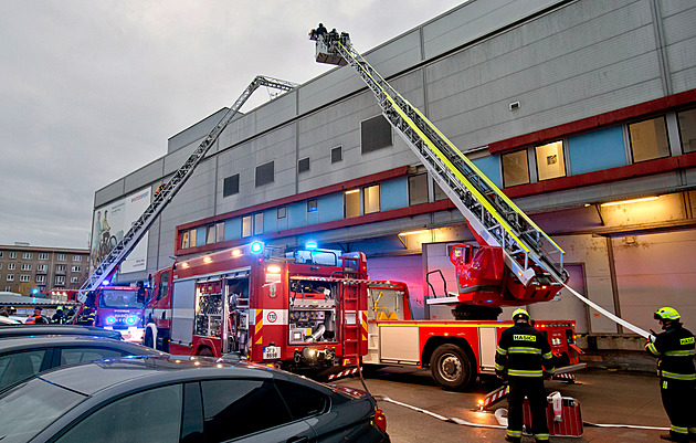 Hasiči v Plzni likvidovali požár v nákupním centru, evakuovali až tisíc lidí