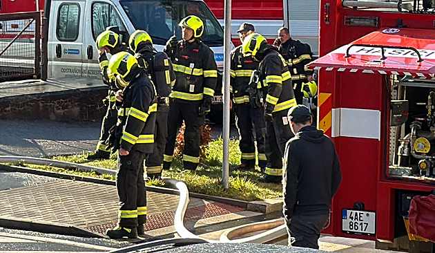 V brněnské Lužánecké ulici hořel bytový dům. Hasiči evakuovali osm lidí