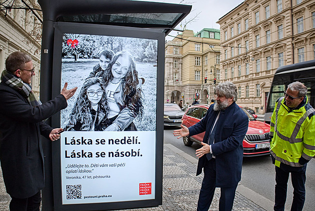 Praha testuje obrazovky na zastávkách MHD, skoro polovina vysílání bude reklama