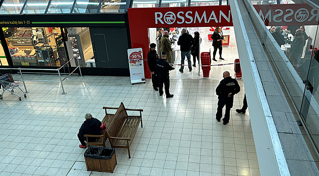 Zloděj v pražském nákupním centru pobodal člena ostrahy. Policie ho zadržela