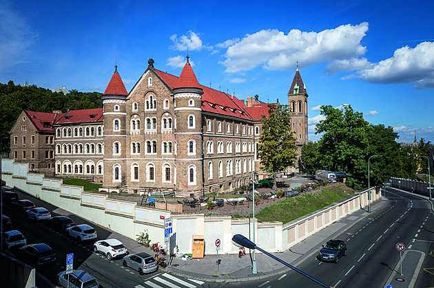 Pražský klášter, který vypadá jako z Harryho Pottera, se promění na hotel