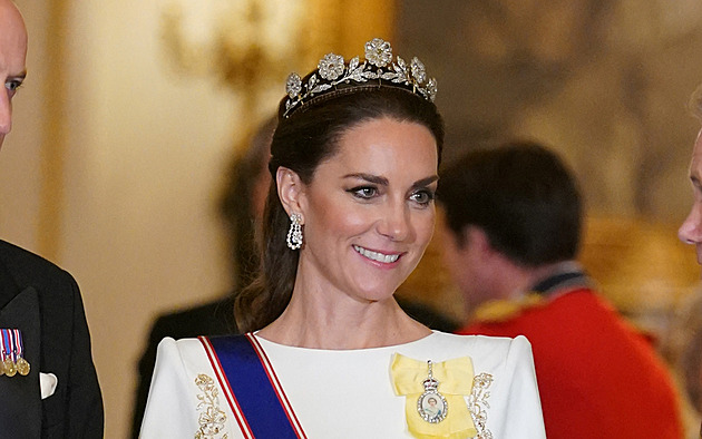 Kate překvapila výběrem tiáry. Camilla opět sáhla po koruně Alžběty II.