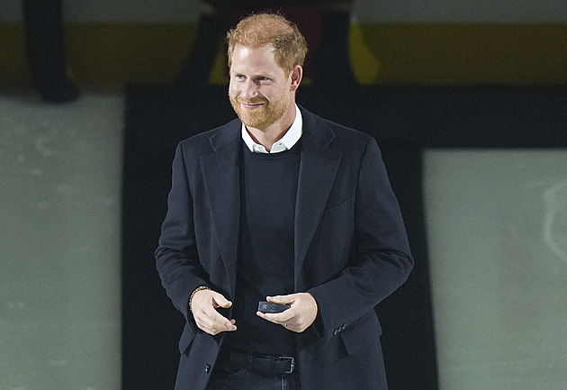 Soud začne projednávat stížnost prince Harryho, koná se adventní koncert Pražského jara