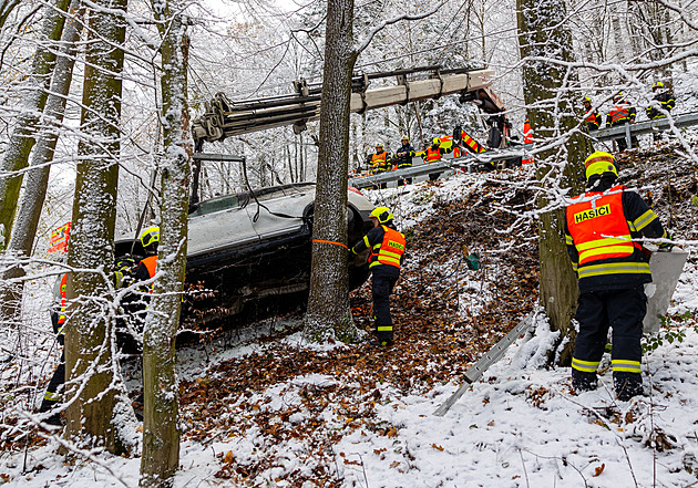 VIDEO: Řidička skončila s vozem pod srázem, vytahovat je musel speciální jeřáb