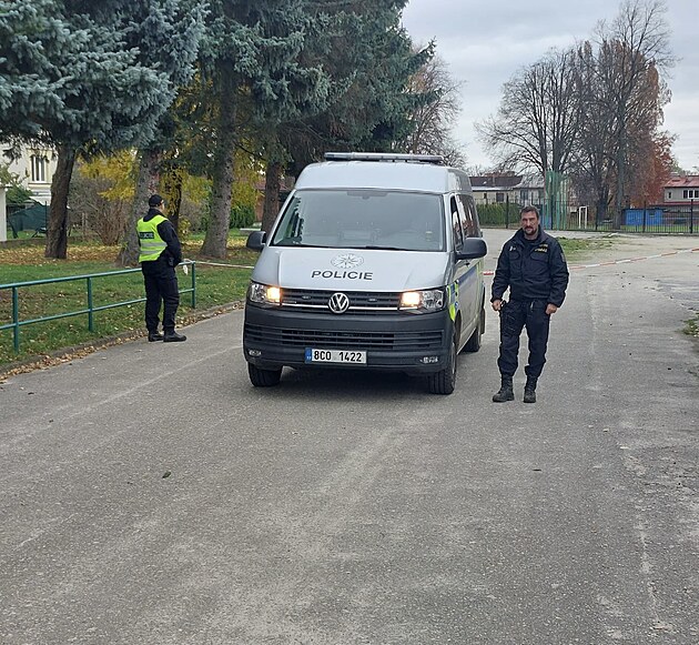 Policisté s hasii zajistili okolí ubytovny v Jindichov Hradci, kde anonym...