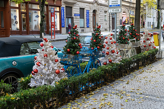 <p>Vánoční výzdoba je v metropoli všudypřítomná .</p>