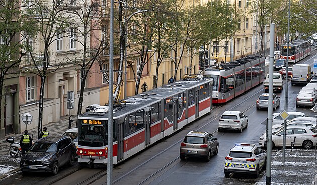 Osobní auto blokuje několik tramvají