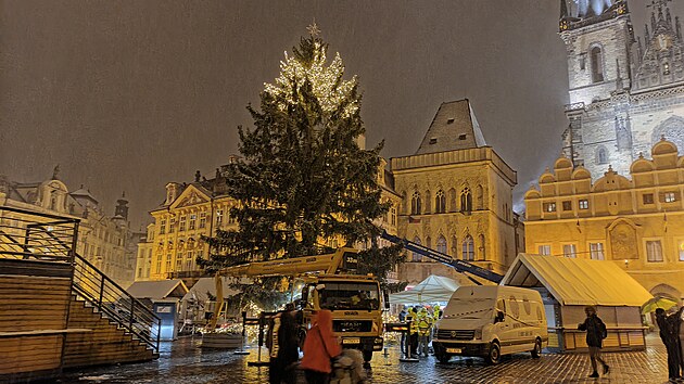 Stavba vánočního trhu na Staroměstském náměstí 