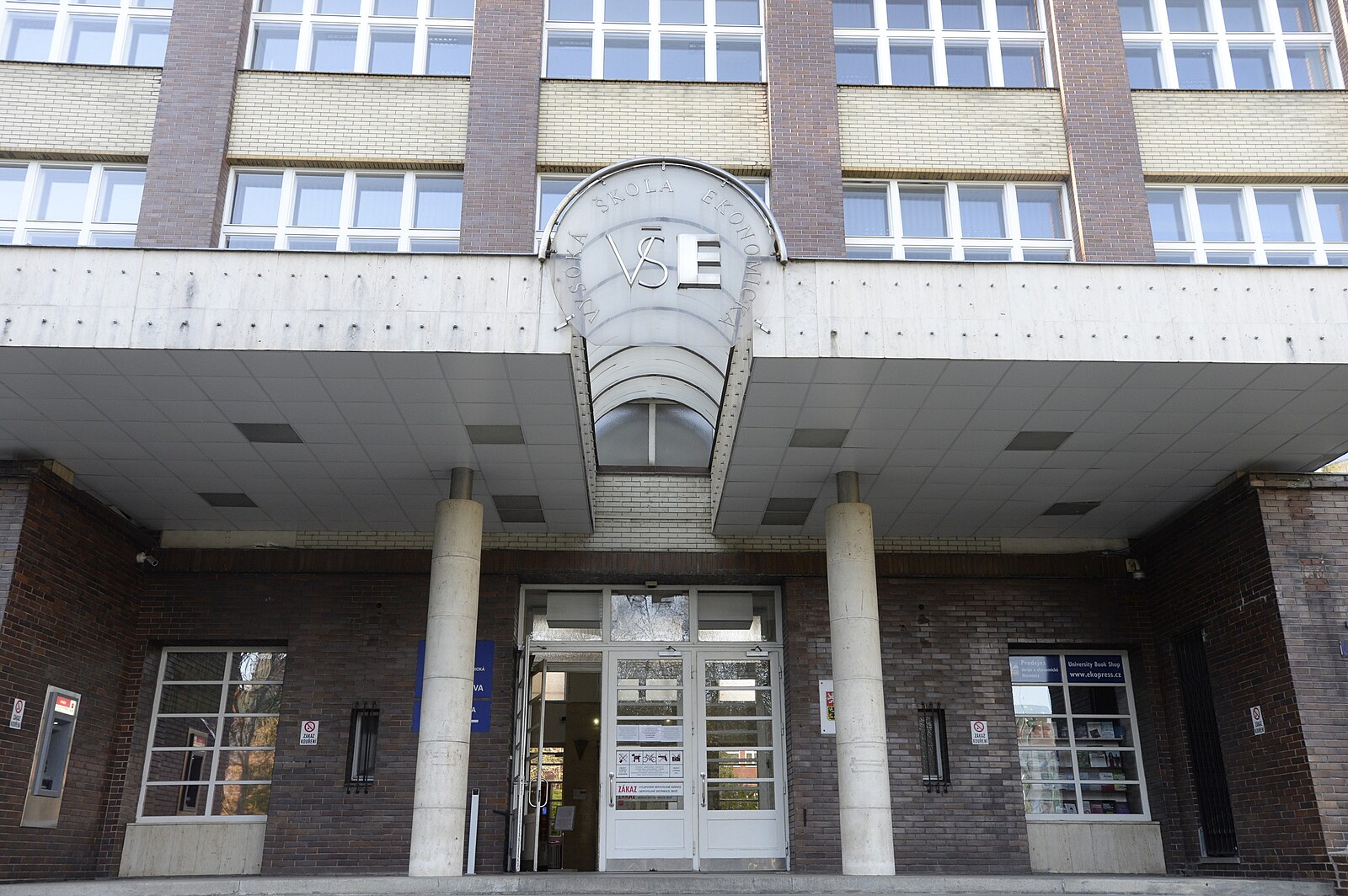 Zastrašují nás, tvrdí studenti o vedení fakulty VŠE. Čelí od něj předžalobní výzvě