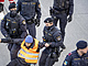 Policisté odtahují klimatické aktivisty ze skupiny Last Generation Austria,...