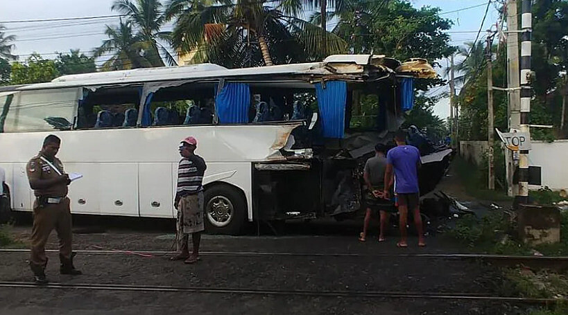 Na Srí Lance se srazil autobus plný �eských turist� s vlakem. (29. listopadu...