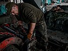 Charkovská oblast. Oprava pokozené techniky ukrajinské armády (18. listopadu...