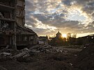 Západ slunce nad rozst�íleným m�stem Izjum (23. �íjna 2023)