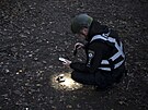 Ukrajinský policista ohledává trosky dronu po ruském náletu na Kyjev (25....