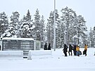 Finská pohraniní strá doprovází migranty picházející na mezinárodní hraniní...