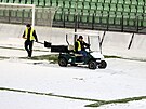 Poadatelé o pestávce utkání MFK Karviná - Sigma Olomouc upravují hrací plochu.