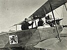 Generál Stanislav eek (vlevo) bhem svého pilotního výcviku s pilotem...